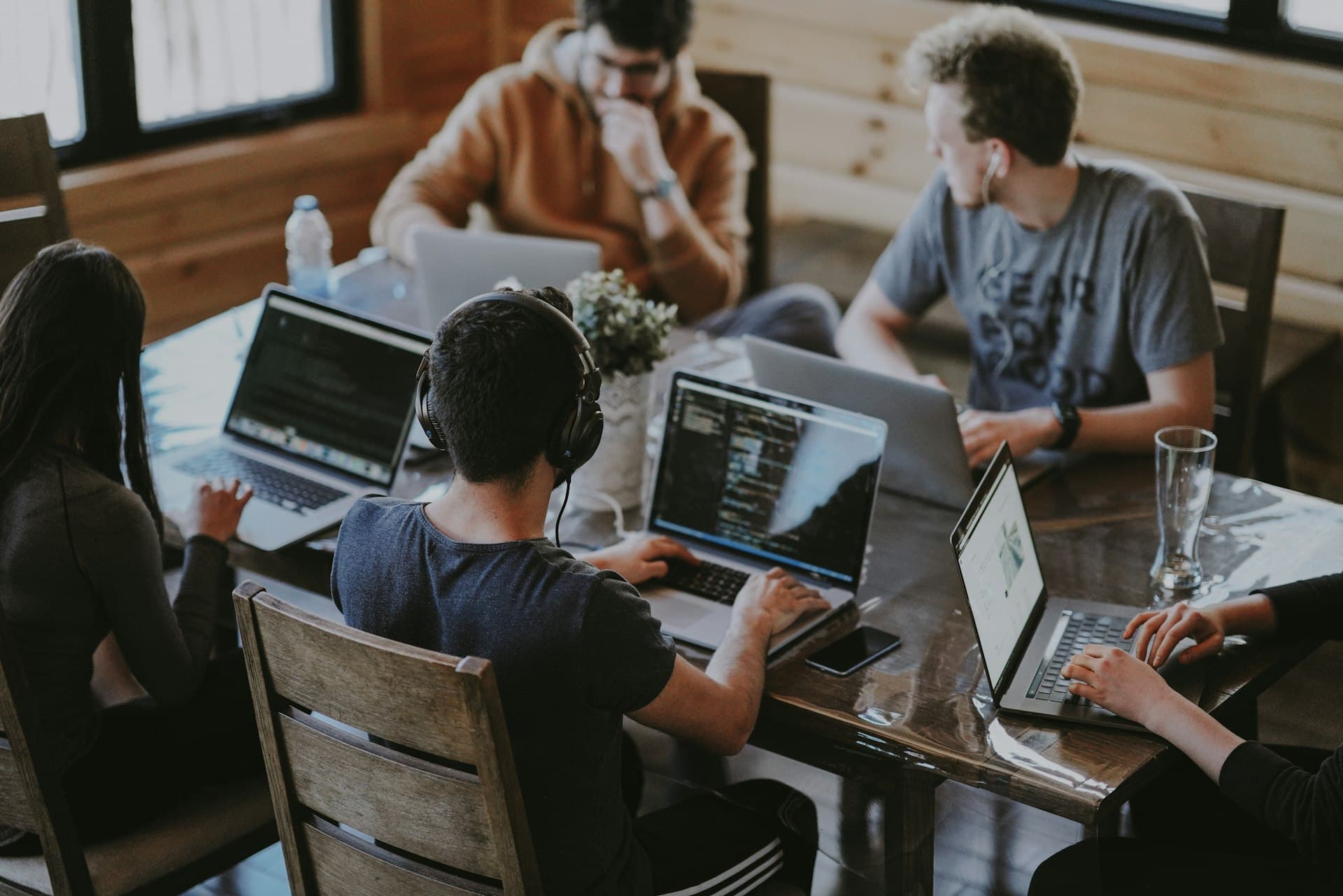 Profissionais em ambiente de trabalho
